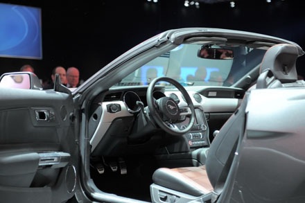 Ford chính thức ra mắt chiếc Mustang 2015 - 9 Và phiên bản Mustang 2015 coupé cùng người mẫu Ala Mulally